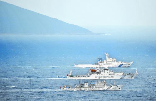 图片说明：23日上午，中国海监船编队与日本海上保安厅巡逻船在钓鱼岛海域上演“驱逐与反驱逐”。