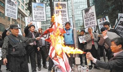  25日，首尔，韩国民众举行集会，抗议日本首相安倍晋三否认侵略历史、袒护内阁大臣参拜靖国神社。