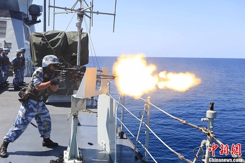 中国军舰索马里显威 海盗丢弃火箭筒仓皇逃离