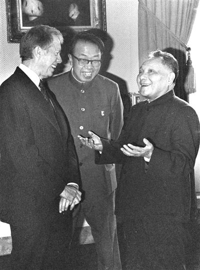 1979年1月29日，美国总统卡特和邓小平在华盛顿白宫会谈前交谈。新华社发（资料照片）
