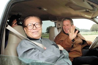2002年10月25日，布什邀江泽民夫妇在得克萨斯州克劳福德私人牧场会晤。新华社记者 兰红光 摄