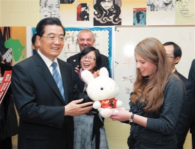 2011年1月21日，胡锦涛向芝加哥佩顿中学中文班学生赠送新春礼物。新华社记者 兰红光 摄
