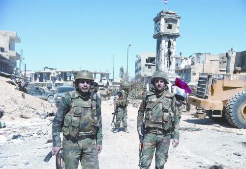 当地时间5日，叙政府军总司令部发表声明称已完全占领重镇古赛尔。图为叙士兵在古赛尔街头。
