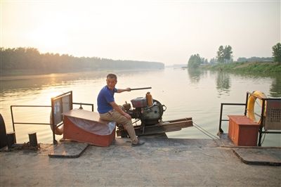 6月3日，沙颍河上的渡船。本版摄影 新京报记者 周岗峰