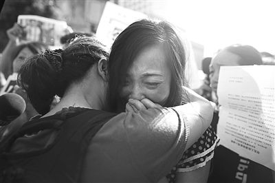 进入法庭前，唐慧抱着一个支持她的朋友，控制不住情绪哭了出来。新京报记者 侯少卿 摄