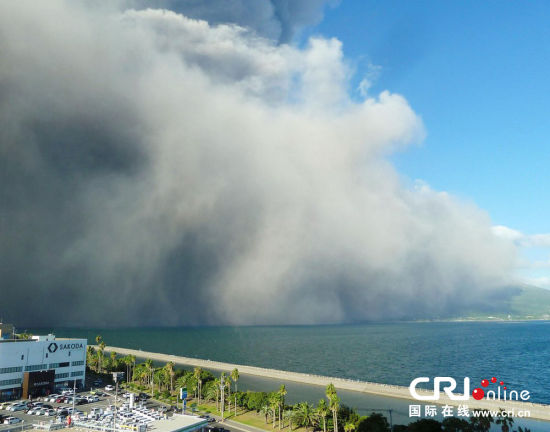 当地时间2013年8月18日，日本鹿儿岛县樱岛的昭和火山口18日下午发生爆炸性喷发，喷出的烟尘高达5000米，为观测史上最高的一次。图片来源：ChinaFotoPress/CFP