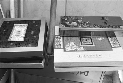 昨日，裕民中路一小区传达室内放着几盒月饼。新京报记者 黄颖 摄