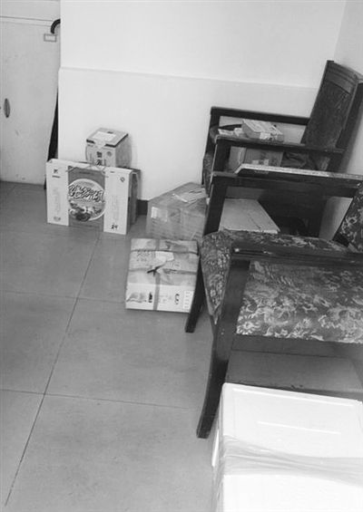 9月19日，东二环一小区的传达室放着5、6箱礼品，小区保安称，礼品量比以前过节时少。 新京报记者 卢漫 摄