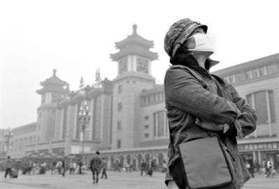 10月6日，北京站，一名市民戴着口罩。当日，北京因雾霾持续重污染。新京报记者