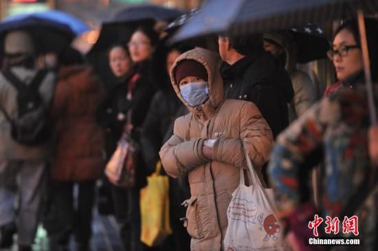 2月26日，北京大部地区喜降春雨 雾霾或被驱散。图为2月26日，北京民众冒雨出行。中新网记者 金硕 摄
