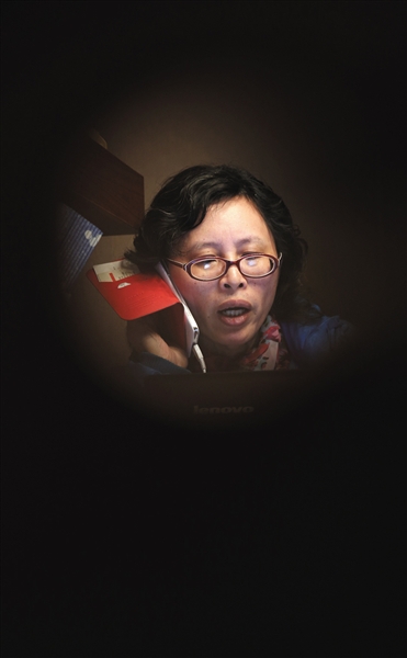 2月20日，兰越峰在家里接受媒体记者电话采访。