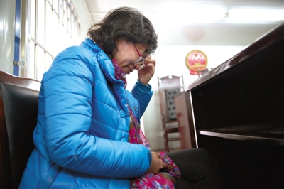 2月20日，绵阳市涪城区人民法院，兰越峰和其前夫的财产分割案开庭后，她独自在法庭里痛哭。