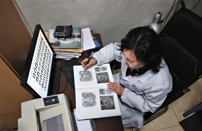 2月21日，绵阳市人民医院，兰越峰坐在CT室医生值班室自学。
