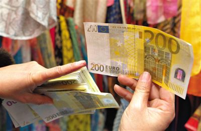 昨日，陈占华拿着一叠兑换来的假欧元，讲述当时情形。