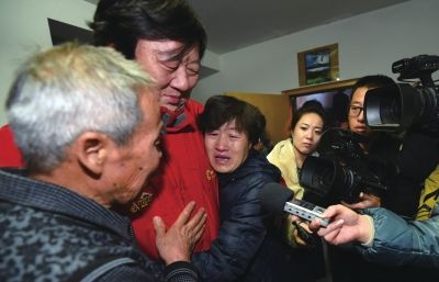 ▲12月15日，呼格吉勒图的父母李三仁、尚爱云听到再审结果后与新华社记者汤计(左二)含泪相拥。新华社发