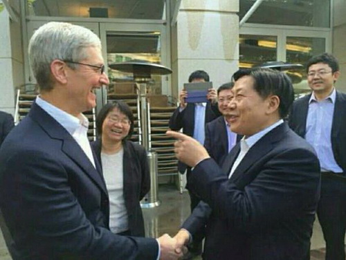 苹果公司CEO蒂姆·库克欢迎鲁炜到访。