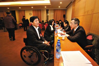 昨天，北京会议中心，北京市政府40多个部门接受代表问询。新京报记者
