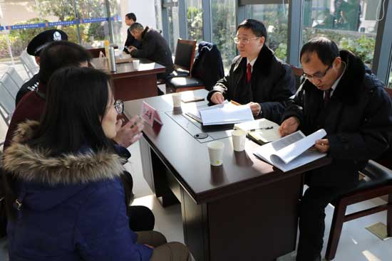 12月28日，最高人民法院第三巡回法庭在江苏南京揭牌，巡回法庭随即正式办公。来自江苏、浙江等地当事人陆续来到巡回法庭递交材料。图为第三巡回法庭法官接待来访当事人。（最高法提供图片）