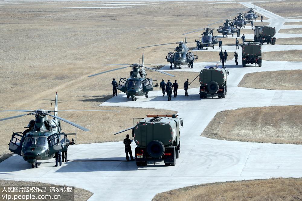 中部战区：直升机飞行训练 提升部队实战能力