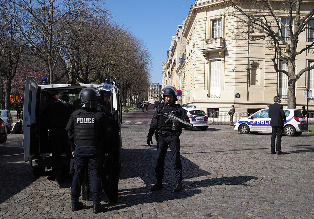 3月16日，在法国首都巴黎，警察抵达发生邮件爆炸的国际货币基金组织办公大楼外。新华社/美联