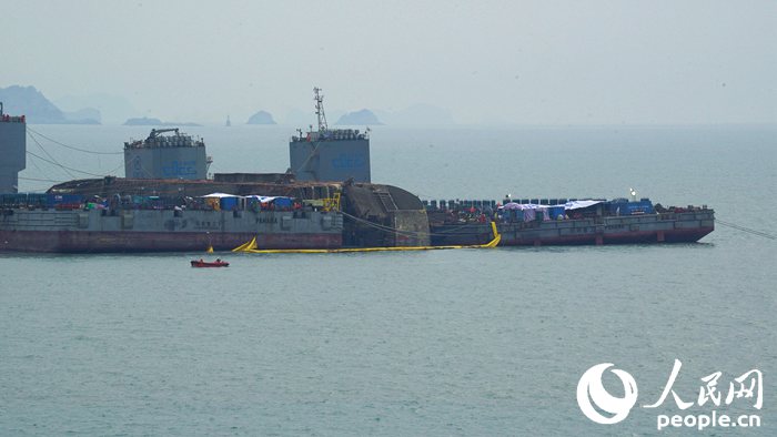 韩“世越号”沉船被捞至靠岸所需高度。 图片由韩国海洋水产部提供