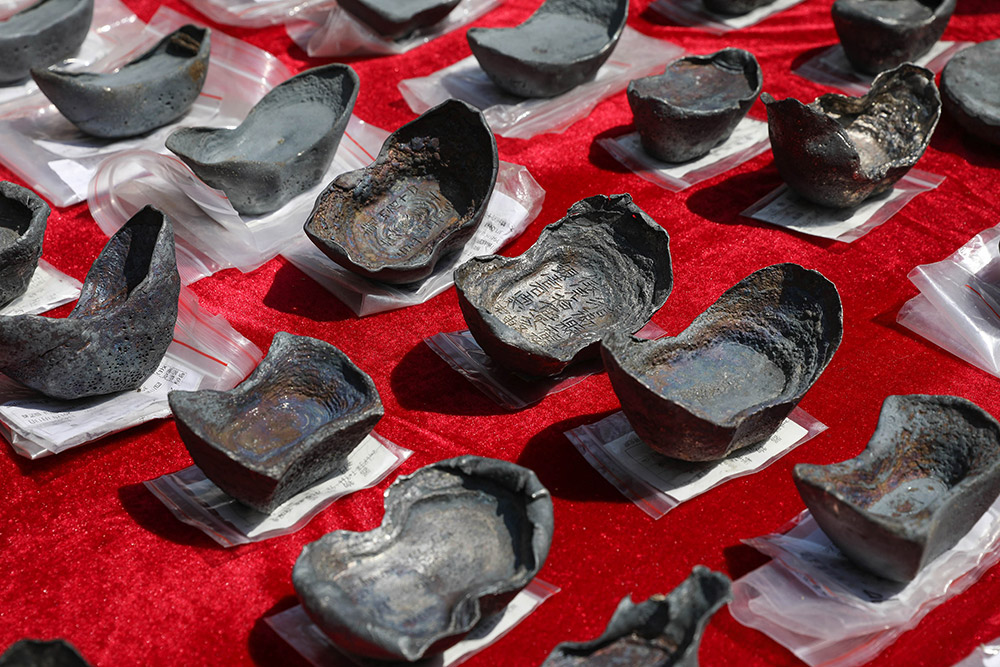这是四川彭山江口沉银遗址发掘出的银锭（4月13日摄）。