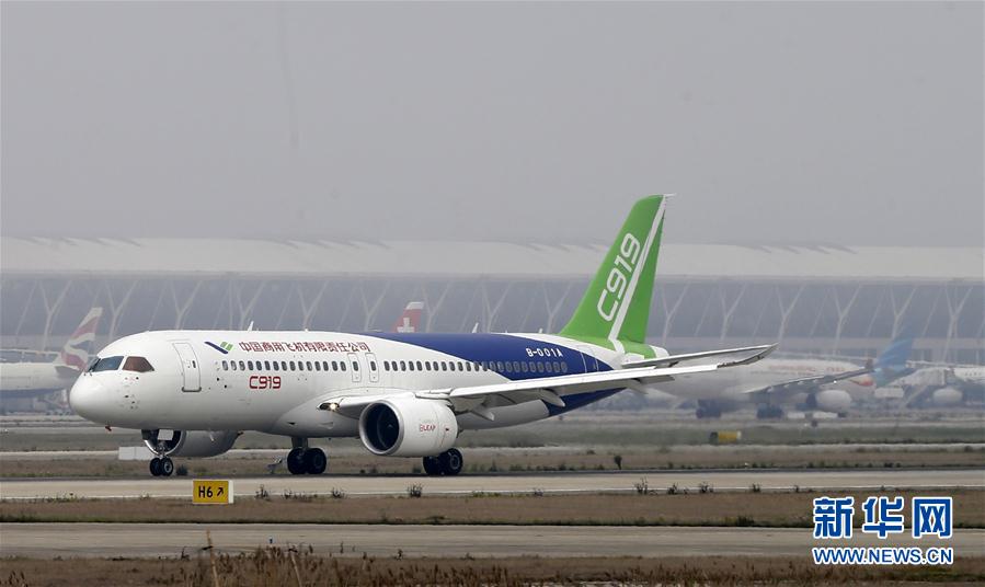 4月16日，国产大飞机C919在上海浦东国际机场4号跑道进行首次高速滑行测。新华社发（赵昀 摄）