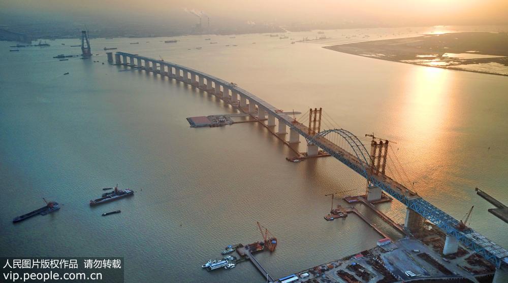 沪通长江大桥天生港专用航道桥吊杆全部安装就位