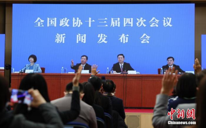3月3日，全国政协十三届四次会议新闻发布会在北京举行，图为记者在分会场的屏幕前举手提问。 <a target=
