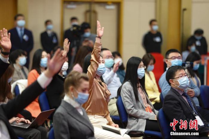 3月3日，全国政协十三届四次会议新闻发布会在北京举行，图为记者在设在北京梅地亚中心多功能厅的分会场内举手提问。 <a target=