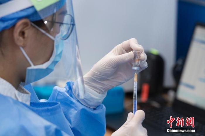 4月27日，广州市天河体育中心新冠疫苗临时接种点的工作人员为疫苗接种做准备。<a target=