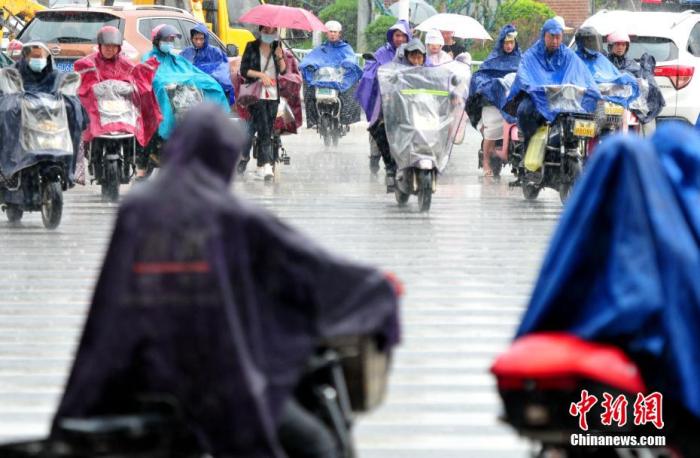 5月8日，福州市民在雨中出行。据气象部门预报，福建各地将雨水持续，部分地区有大雨，局地暴雨。张斌 摄