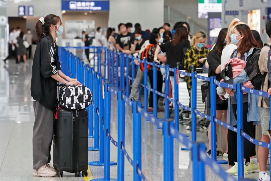 上海浦东国际机场留学生排队值机  图/中国新闻图片网