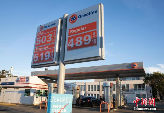 当地时间11月16日，一位车主在美国加州圣马刁县一处加油站内加油。据美国汽车协会的数据，加利福尼亚州的汽油价格当日创下历史新高，每加仑普通汽油的平均价格飙升至4.687美元，居全美各州之首。这是加州连续第3天打破油价纪录。 <a target=