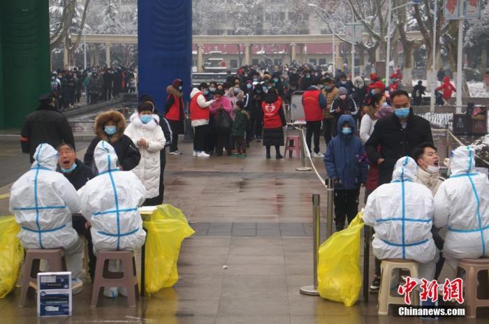 图为郑州市民排队进行核酸检测。 <a target=