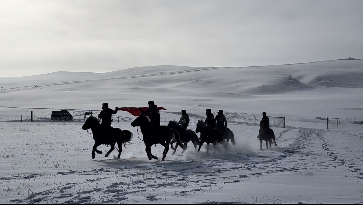 “海东青”骑警们驰骋在冰雪草原。 人民网记者 张敏颖摄